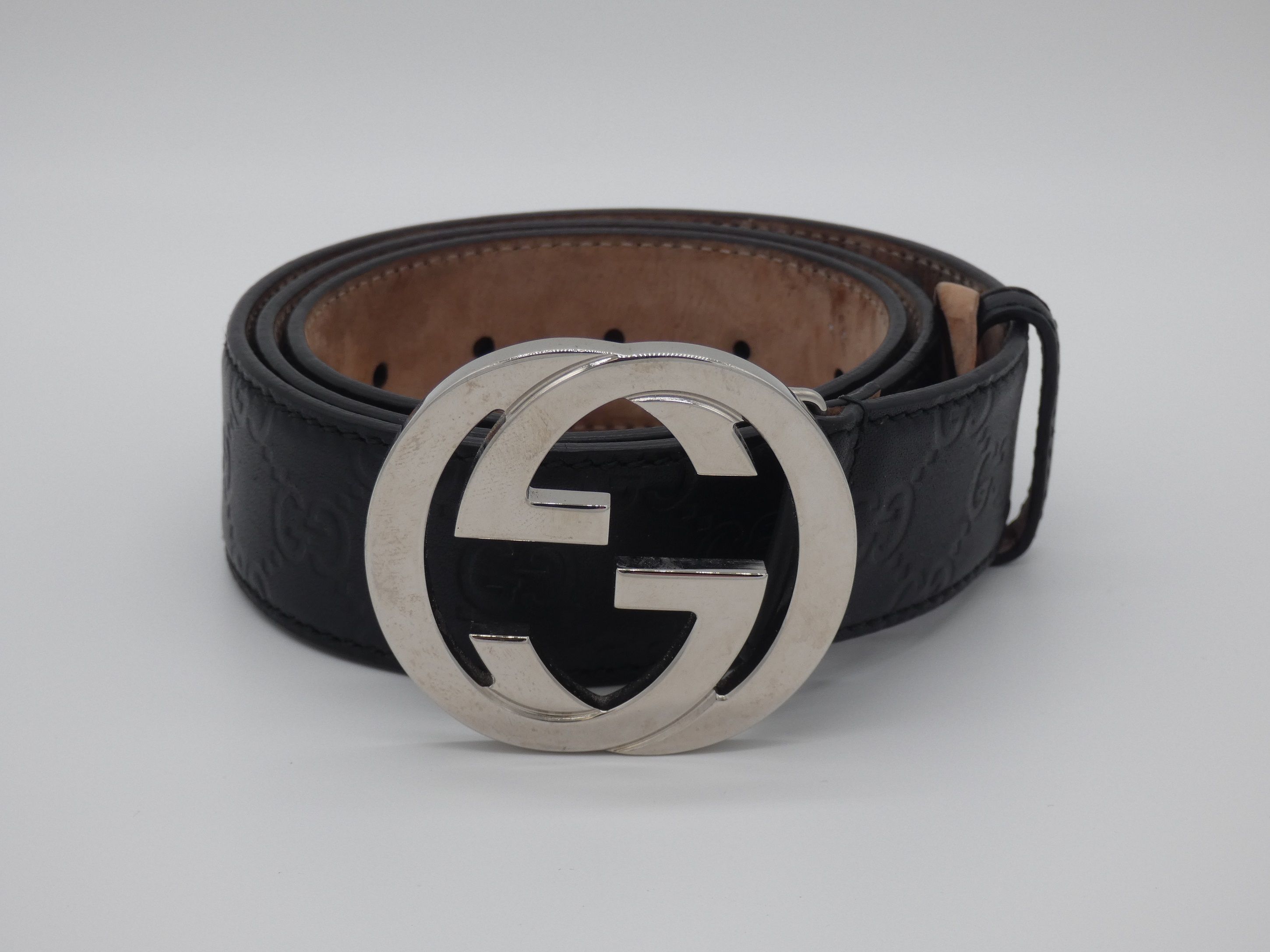 GUCCI. Ceinture en cuir vendu 100.00 encheres domaine